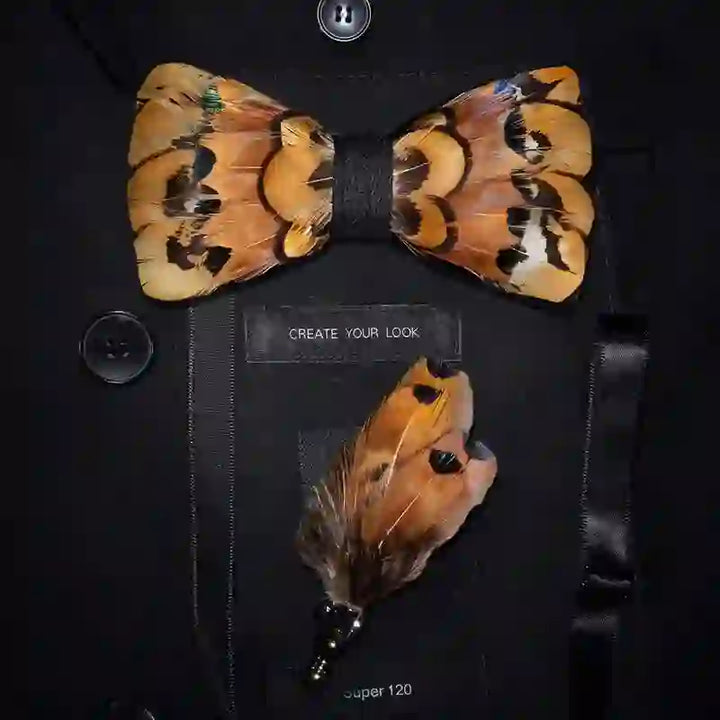 Pajarita infantil con plumas de faisán en beige y dorado y broche de solapa