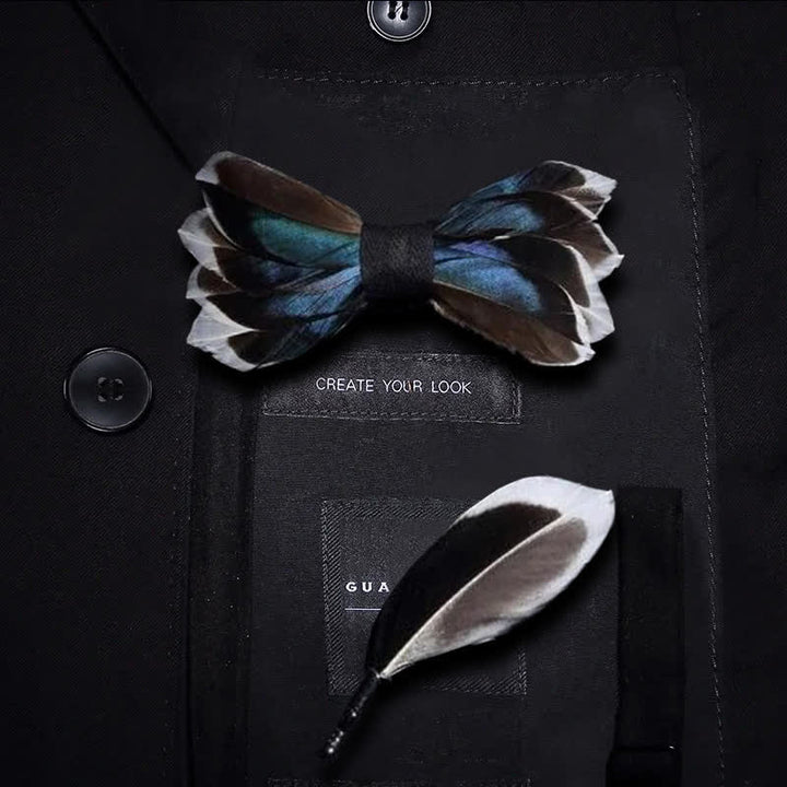 Pajarita elegante con plumas en azul oscuro y marrón para niños con prendedor de solapa