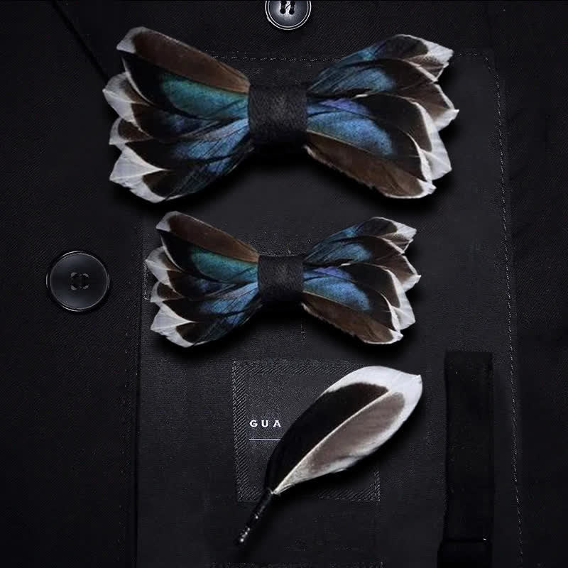 Pajarita elegante con plumas en azul oscuro y marrón para niños con prendedor de solapa