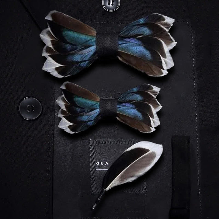 Pajarita elegante con plumas en azul oscuro y marrón para niños con prendedor de solapa