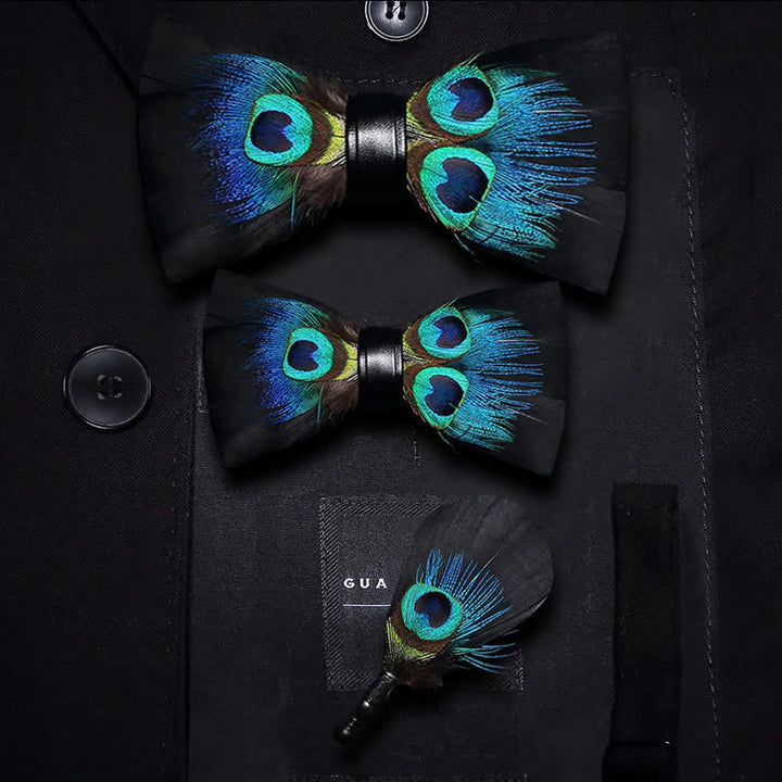 Pajarita infantil con plumas de pavo real en azul y negro y broche de solapa
