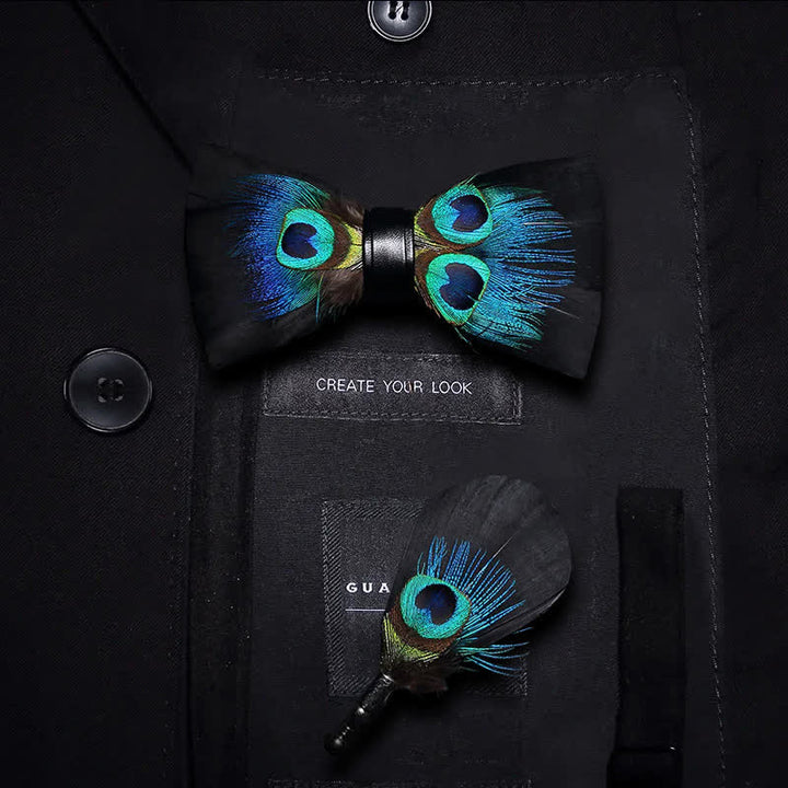 Pajarita infantil con plumas de pavo real en azul y negro y broche de solapa