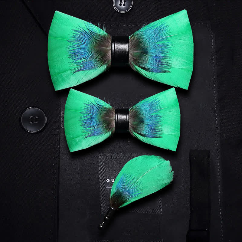 Pajarita con plumas azules y verdes para niños con broche de solapa