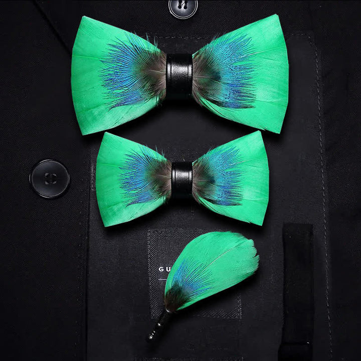 Pajarita con plumas azules y verdes para niños con broche de solapa