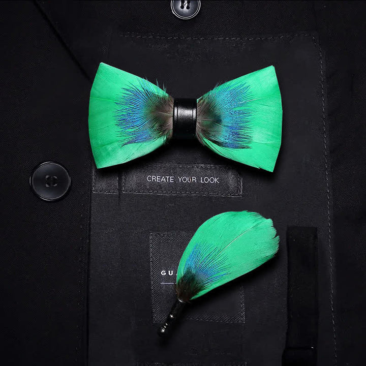 Pajarita con plumas azules y verdes para niños con broche de solapa