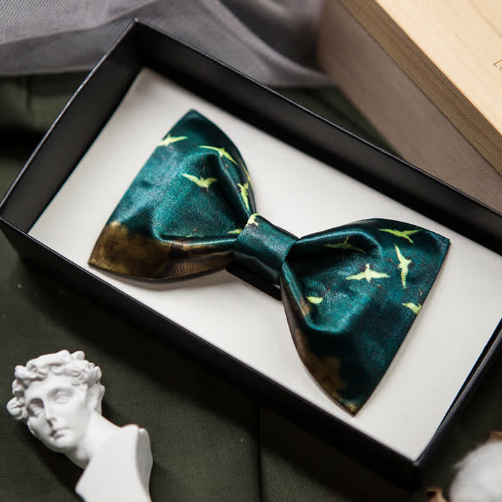 Pajarita con estampado de grullas voladoras de color verde oscuro para hombre