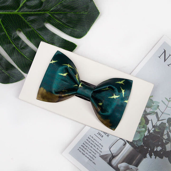 Pajarita con estampado de grullas voladoras de color verde oscuro para hombre