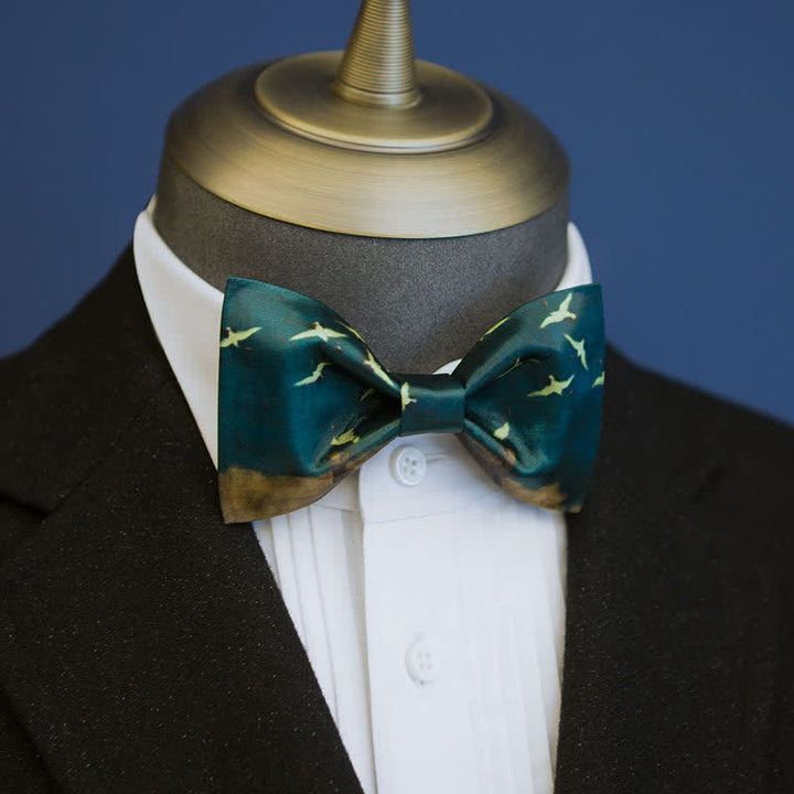Pajarita con estampado de grullas voladoras de color verde oscuro para hombre