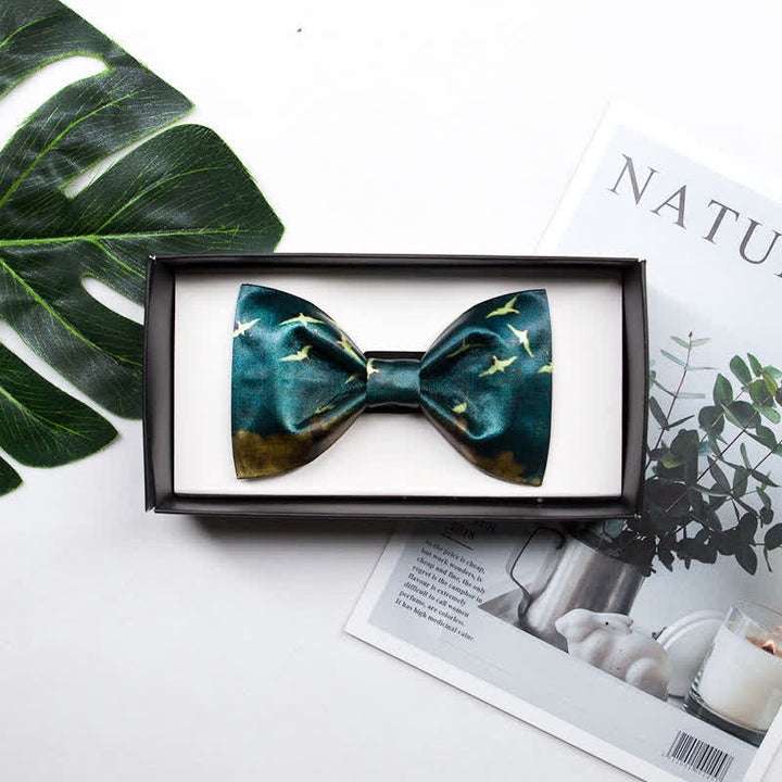 Pajarita con estampado de grullas voladoras de color verde oscuro para hombre
