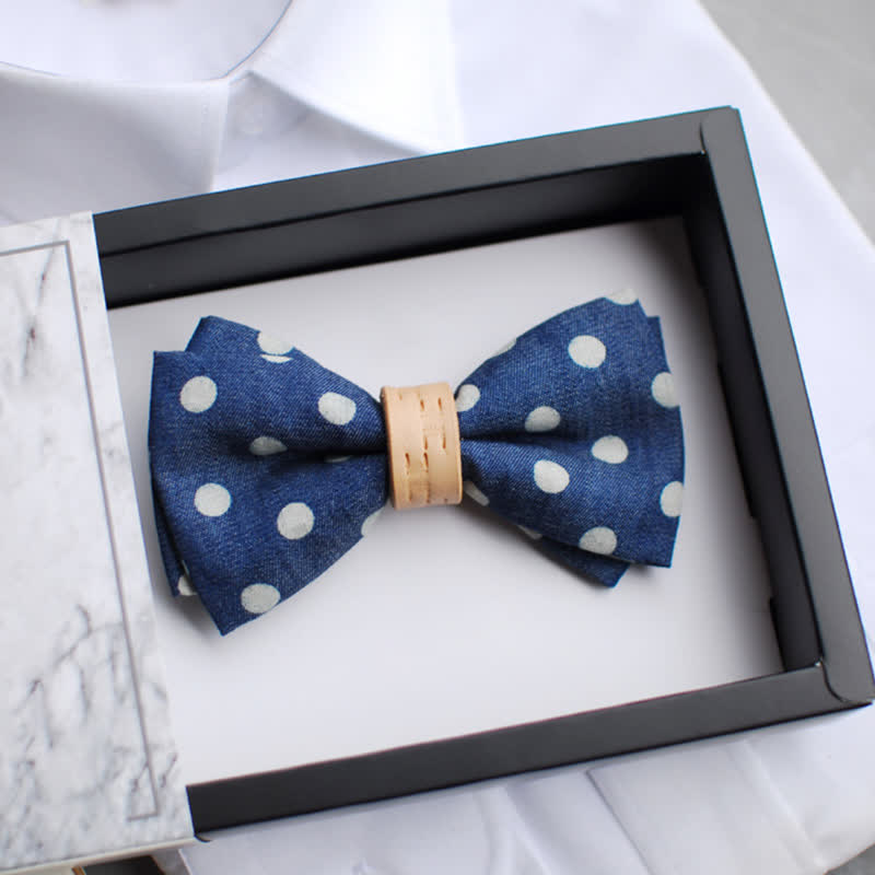 Pajarita de cuero con lunares azules para hombre