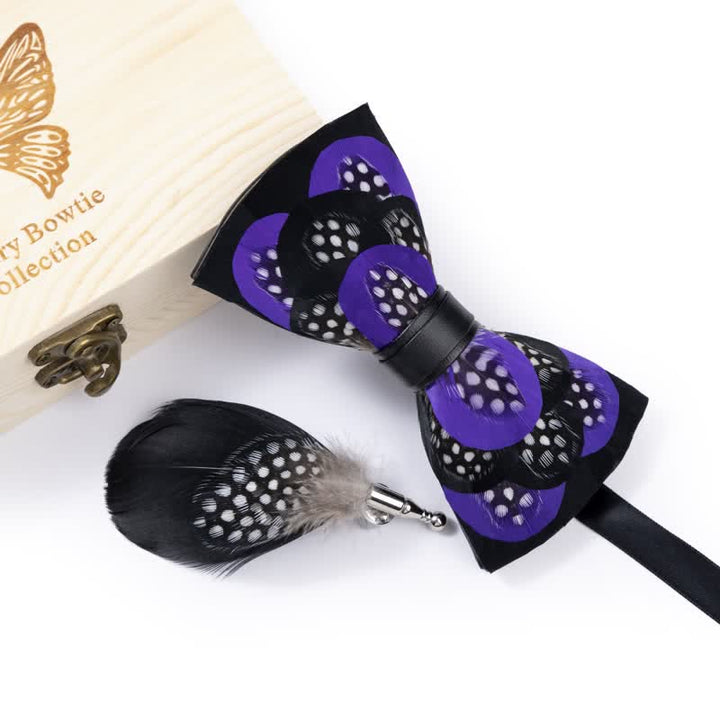 Elegante pajarita de plumas moradas con broche de solapa