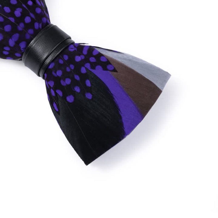 Elegante pajarita de plumas moradas con broche de solapa