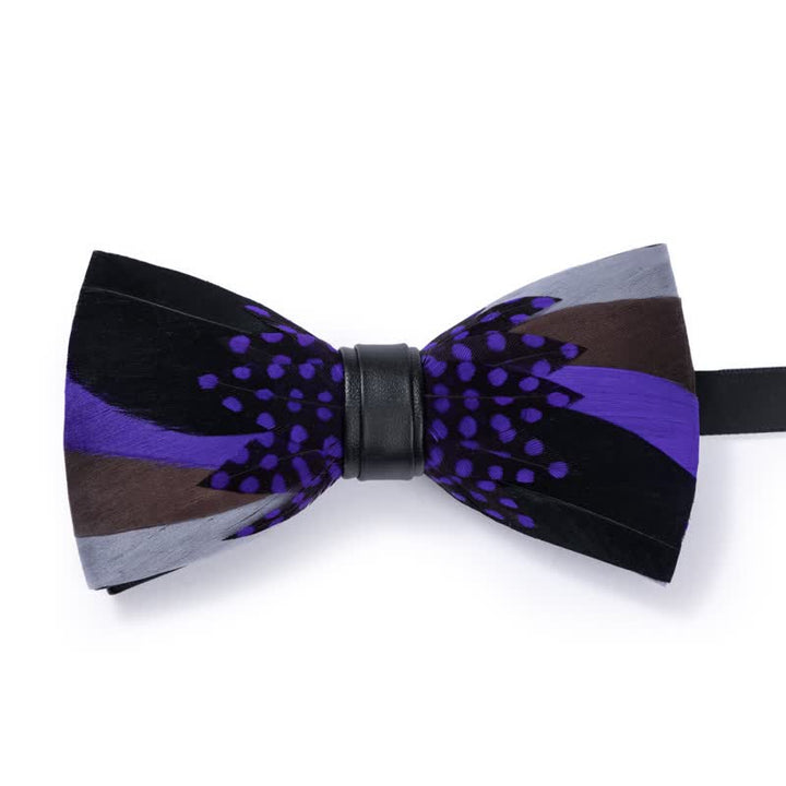 Elegante pajarita de plumas moradas con broche de solapa