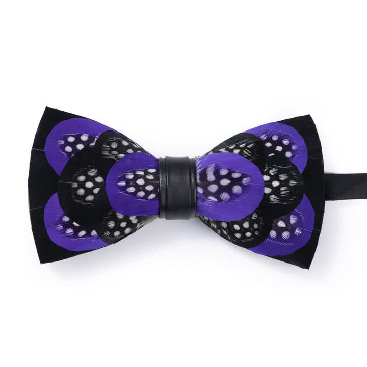 Elegante pajarita de plumas moradas con broche de solapa