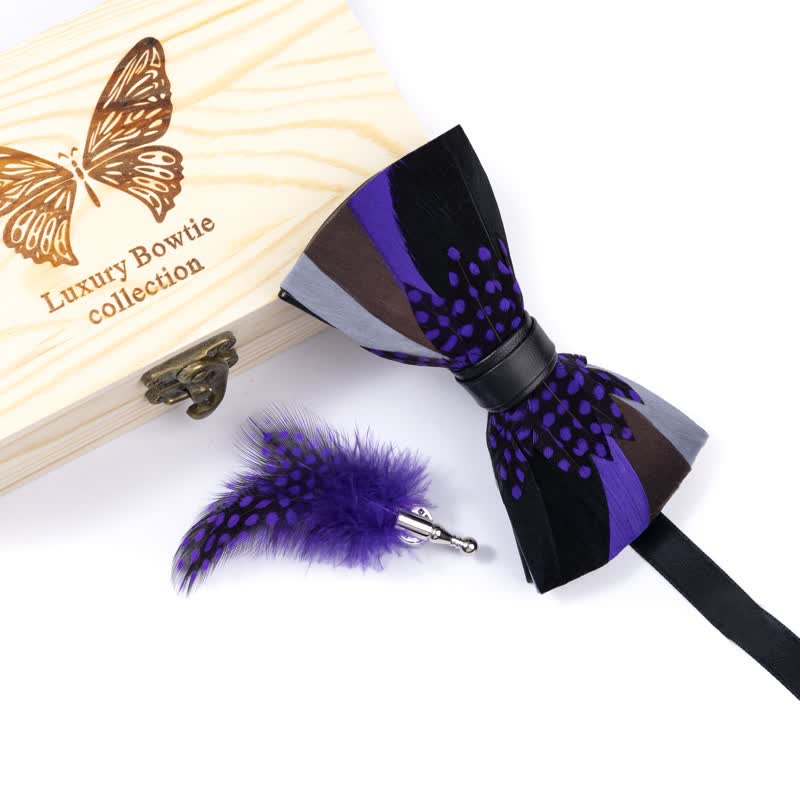 Elegante pajarita de plumas moradas con broche de solapa