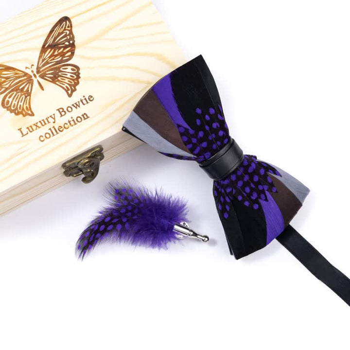 Elegante pajarita de plumas moradas con broche de solapa