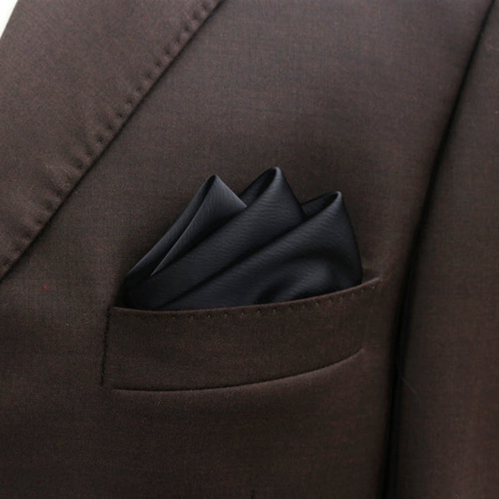 Pajarita puntiaguda de color liso con forma de capullo para hombre