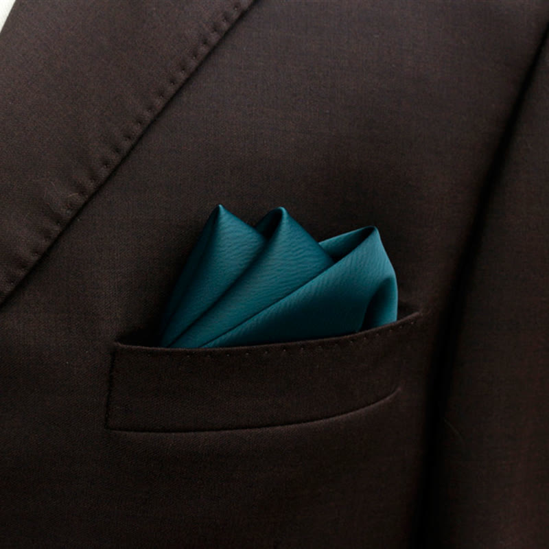 Pajarita puntiaguda de color liso con forma de capullo para hombre