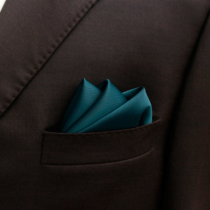 Pajarita puntiaguda de color liso con forma de capullo para hombre