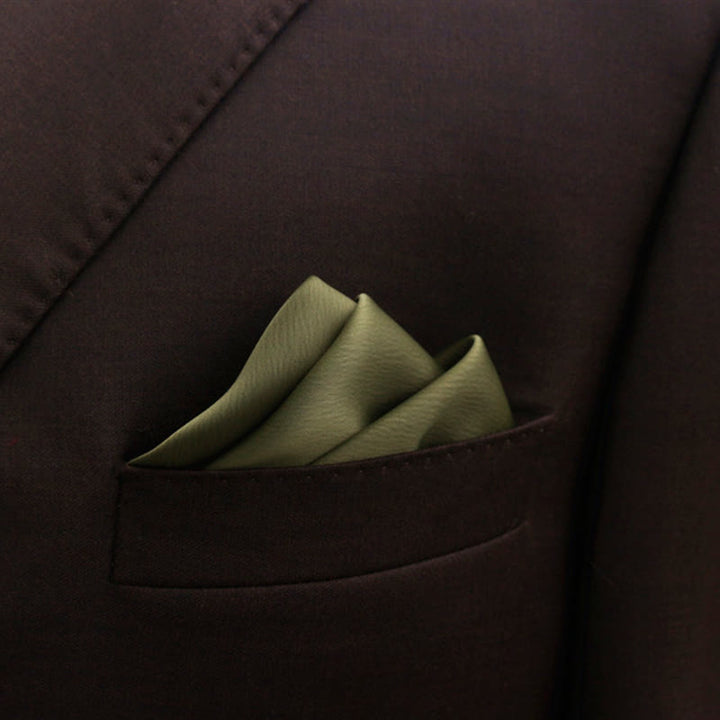 Pajarita puntiaguda de color liso con forma de capullo para hombre