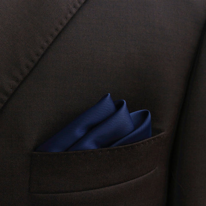 Pajarita puntiaguda de color liso con forma de capullo para hombre