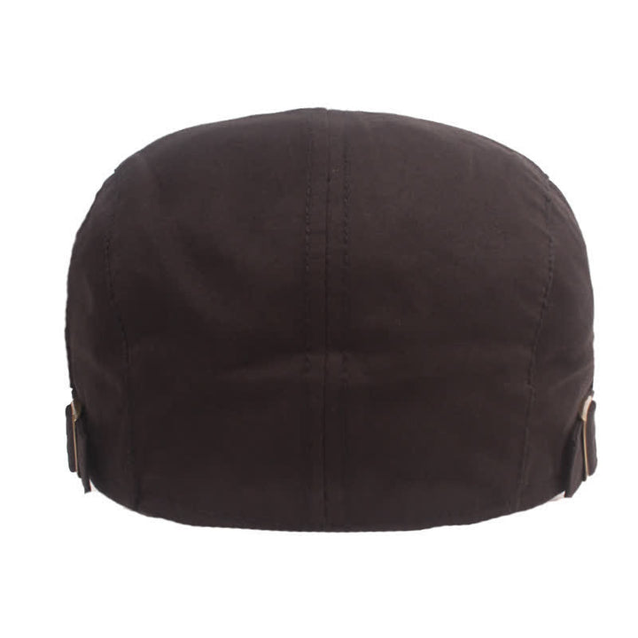 Boina estilo vendedor de periódicos con remaches y tachuelas estilo punk