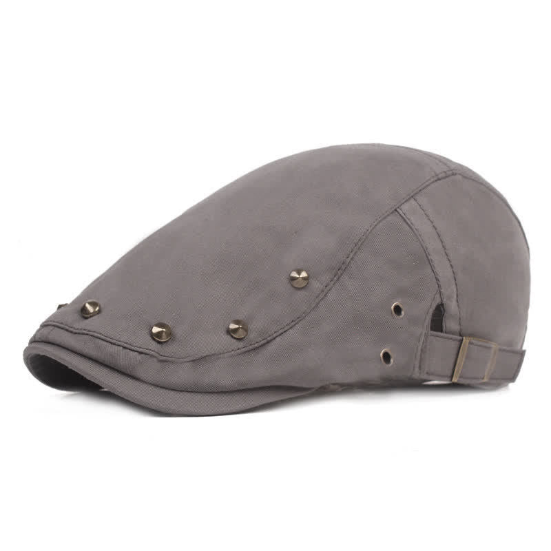 Boina estilo vendedor de periódicos con remaches y tachuelas estilo punk
