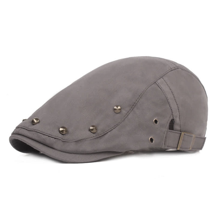 Boina estilo vendedor de periódicos con remaches y tachuelas estilo punk