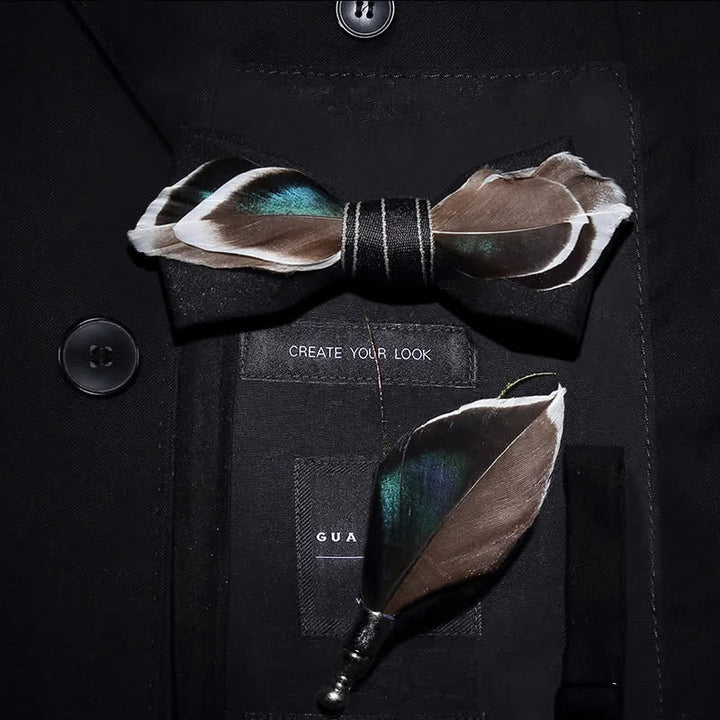 Pajarita con plumas de pato real negras y broche de solapa
