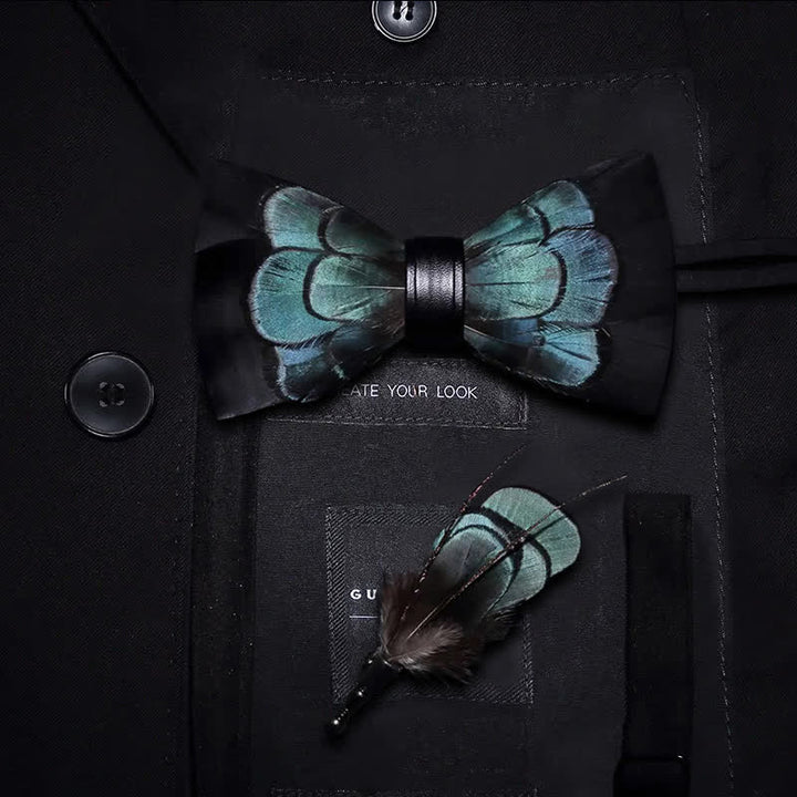 Pajarita de plumas exquisitas en negro y verde con broche de solapa
