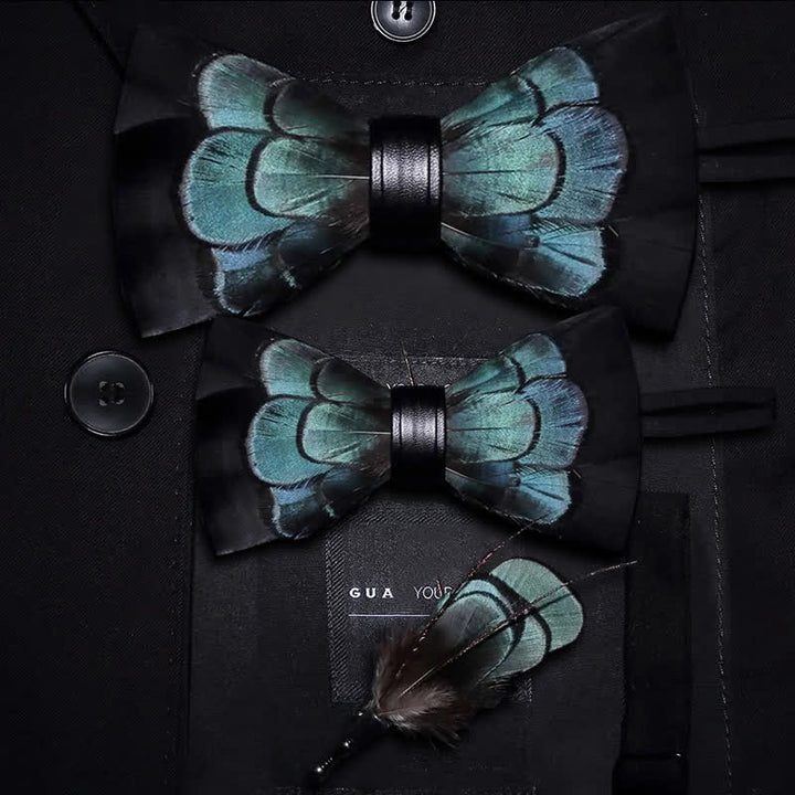 Pajarita de plumas exquisitas en negro y verde con broche de solapa