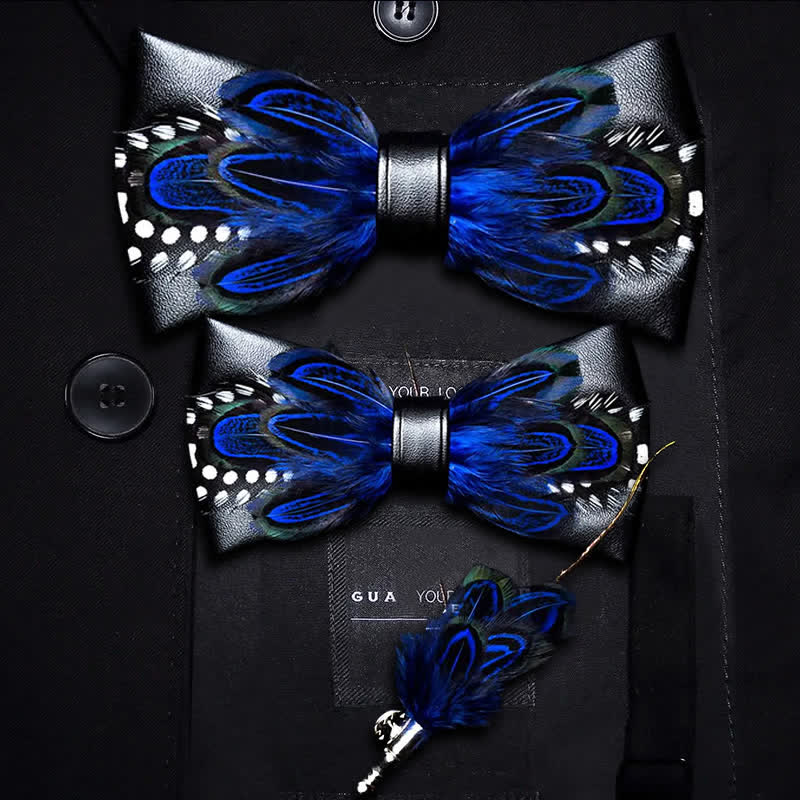 Pajarita con plumas y lunares blancos en azul oscuro con broche de solapa