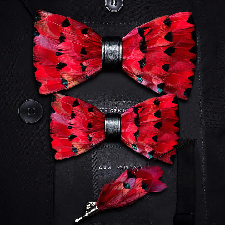 Pajarita con plumas de cola de pinzón rojo y alfiler de solapa