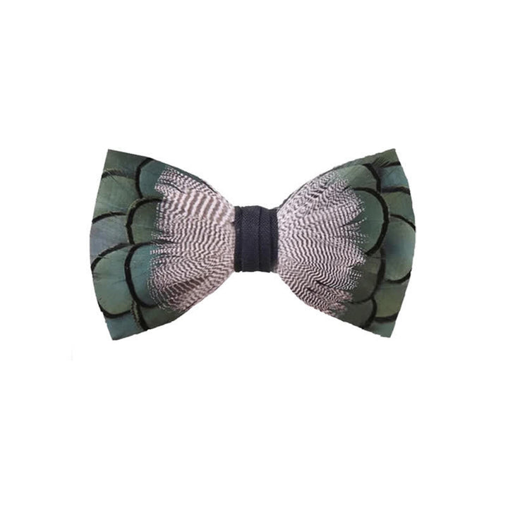 Pajarita con plumas de pato silvestre verde y blanco y broche de solapa