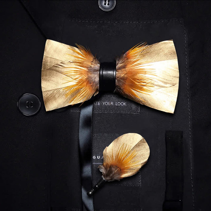 Pajarita con plumas doradas y tabaco y broche de solapa