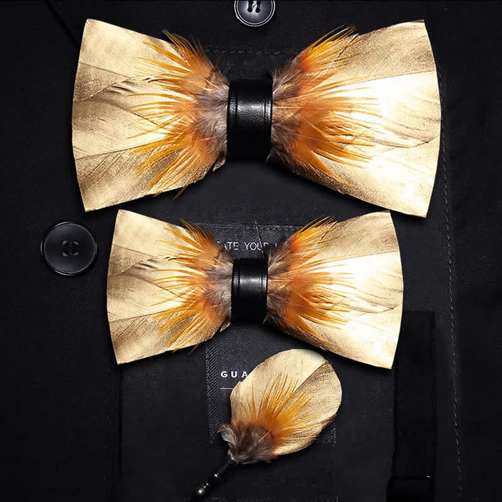 Pajarita con plumas doradas y tabaco y broche de solapa