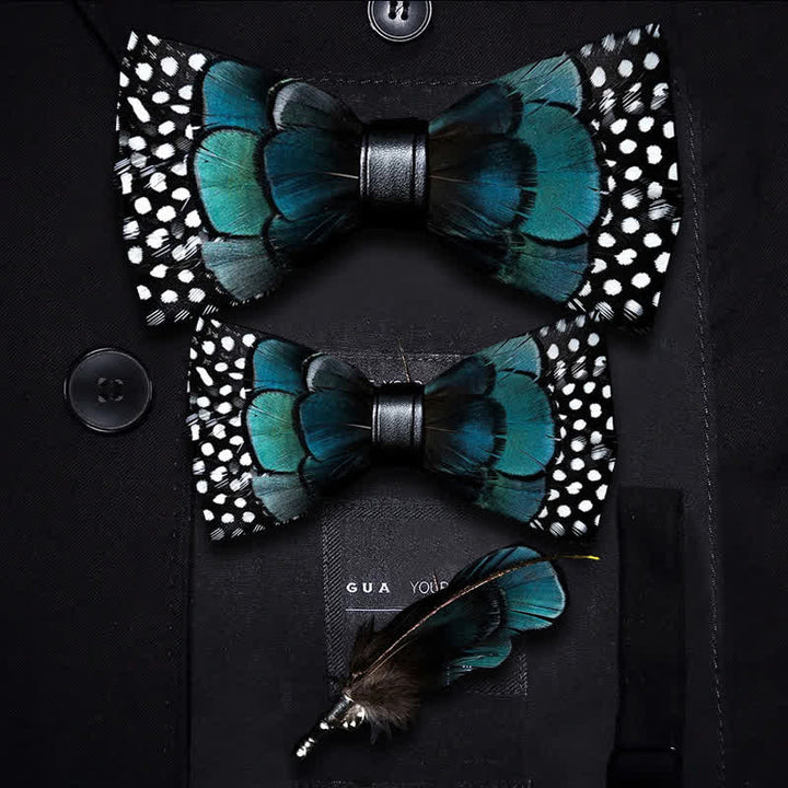 Pajarita con plumas color turquesa y negro y broche de solapa