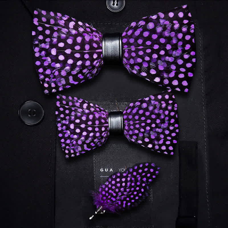 Pajarita con plumas y lunares blancos en violeta oscuro con broche de solapa