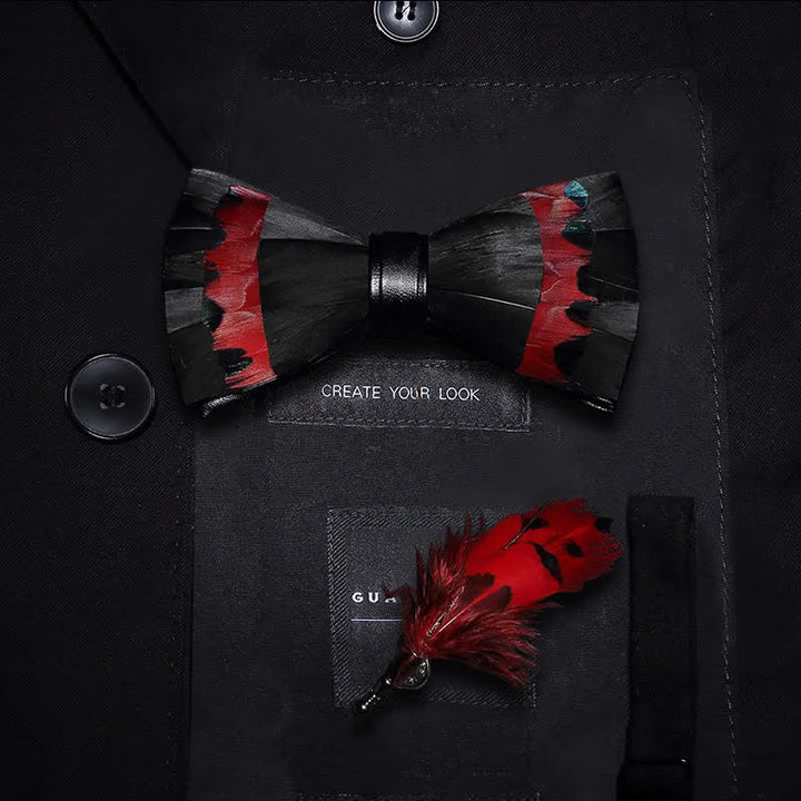 Pajarita con plumas de cisne negras y rojas y broche de solapa