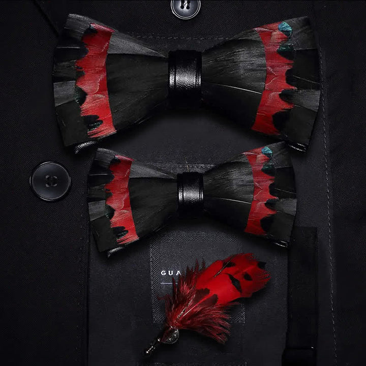 Pajarita con plumas de cisne negras y rojas y broche de solapa