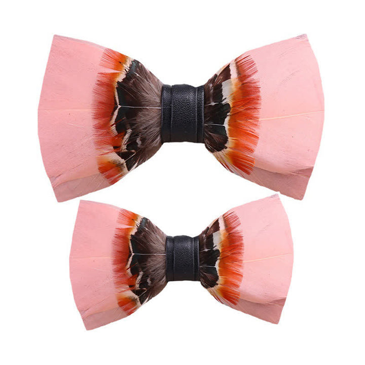 Pajarita con plumas rosas pop y broche de solapa