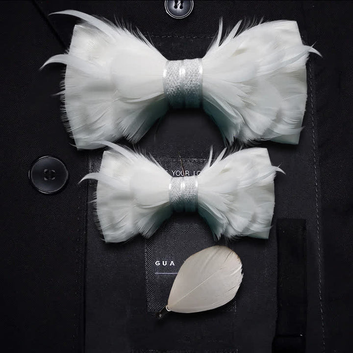 Pajarita de plumas de color blanco puro con broche de solapa
