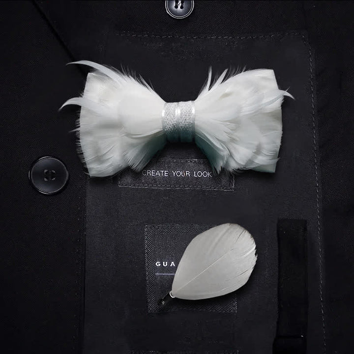 Pajarita de plumas de color blanco puro con broche de solapa