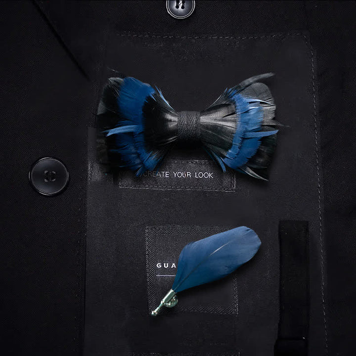 Pajarita con plumas en azul medianoche y negro y broche de solapa