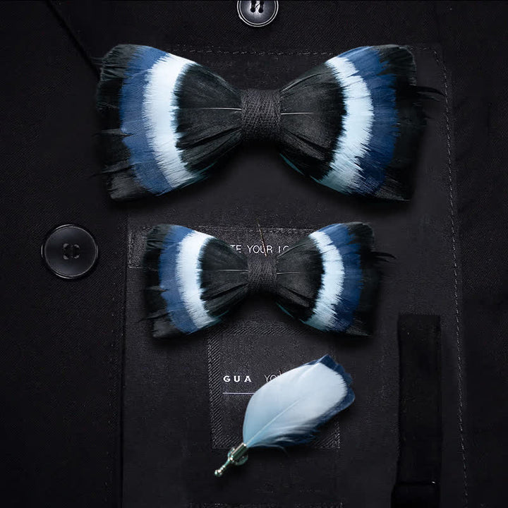 Pajarita con plumas negras y azules y broche de solapa