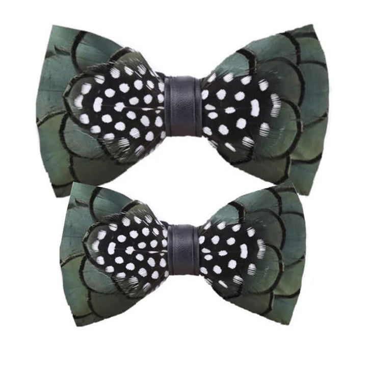 Pajarita elegante de plumas verde oscuro con broche de solapa