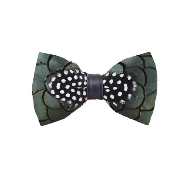 Pajarita elegante de plumas verde oscuro con broche de solapa