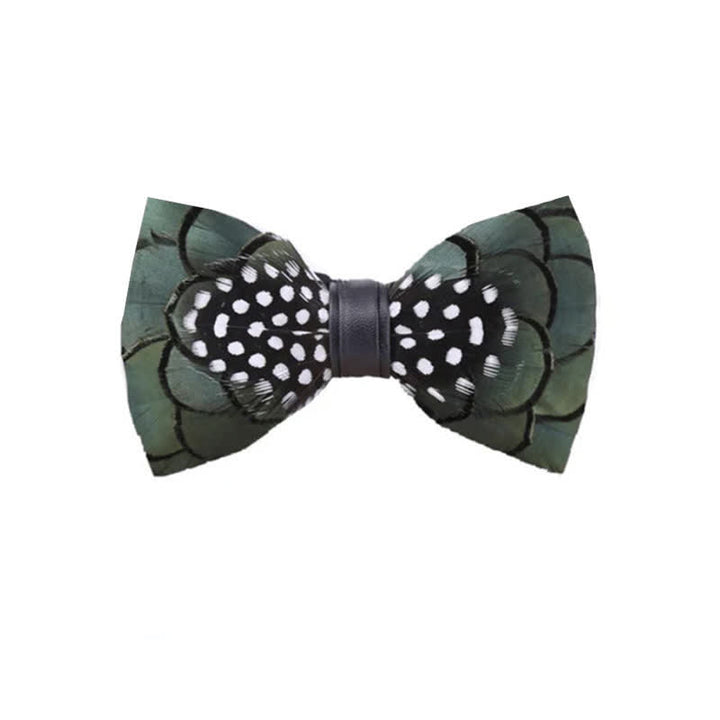 Pajarita elegante de plumas verde oscuro con broche de solapa