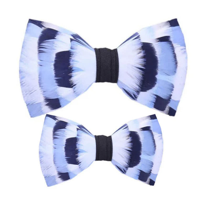 Pajarita con plumas y diseño de cuadros azules y blancos con prendedor de solapa