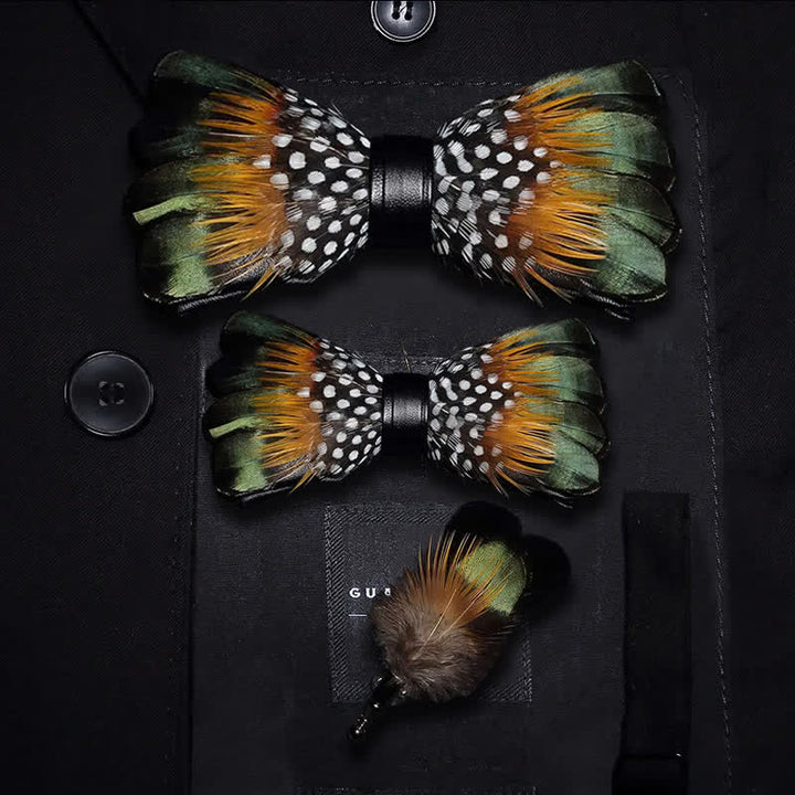 Pajarita vintage con plumas en verde bosque y naranja y broche de solapa